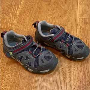 Stride Rite made 2 play sneakers